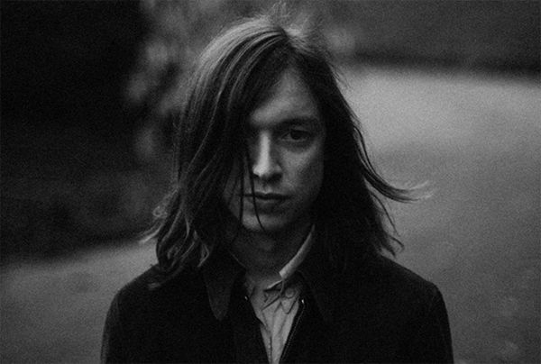 Vous trouvez pas que la vie est parfois dingue, alors que j'etais en train de planter le persil dans le jardin un gendarme est venu seul me causer, je lui ai dit écoute mon gars je cause a un vers de terre nommé Jacco Gardner alors tu attends ton tour, il sort un album "Hypnophobia" à paraître au début du mois de mai, "Find Yourself" en plus il a un pistolet dans son clip alors le gendarme hein ...