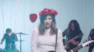 Envoyé du ciel un soir de pluie dans le noir en plein soleil envoyé des nuages pour atteindre le ciel, on n'est tous des envoyés du ciel non ? Voila, le groupe Best Coast "Heaven Sent" qui nous envoie des palmiers pleins la tête, le soleil de Dordogne et bien présent pour Pâques ! On va chercher les Oeufs now !