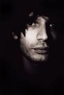 Jonny Greenwood le guitariste de Radiohead sort du bois avec un nouvel album la bande-originale du nouveau film de Paul Thomas Anderson qui se nomme "inherent vice" la musique un vice mais pas que ...