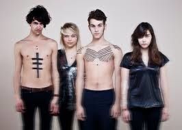 N'ayons pas peur des Personnalités hautes en couleurs, 22 ans de moyenne ''HYPHEN HYPHEN" est un groupe de NICE qui va droit vers le bleu, alors que sur la promenade des Anglais on se repose on prend le soleil, eux font le buzz a coup de concert époustouflants, souhaitons leur le meilleur " The Fear Is Blue "