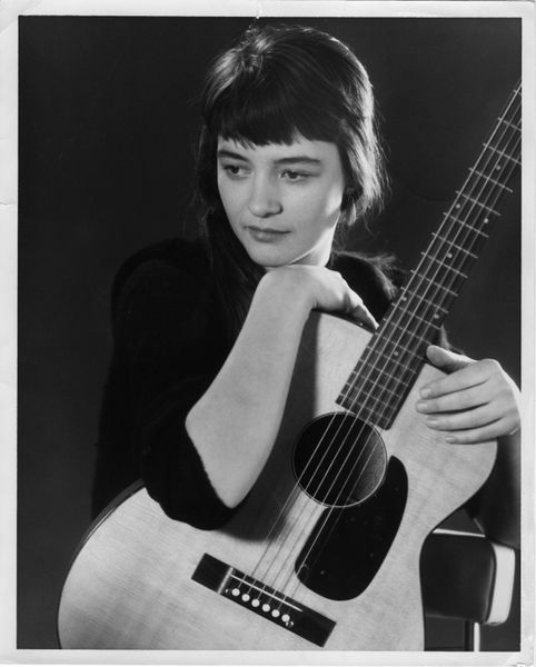 Il y a des femmes comme ça qui ont marqué l'époque des années 80-90 tout en ne faisant aucun bruit... Aujourd'hui Karen Dalton est rééditée en une compilation hommage par des fans femmes et en écoute " Something On Your Mind" garder a l'esprit les belles choses !