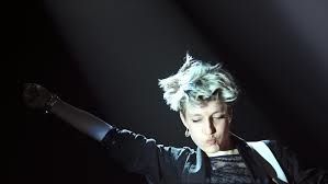 Demain c'est le 1er juin et aujourd'hui c'est la fête des mères le moment pour les fils et filles d'être sensationnel !c'est aussi le titre de l'album de Jeanne Added "be sensational" et 'Look at them' tendre a souhait c'est le moment kiss chris !