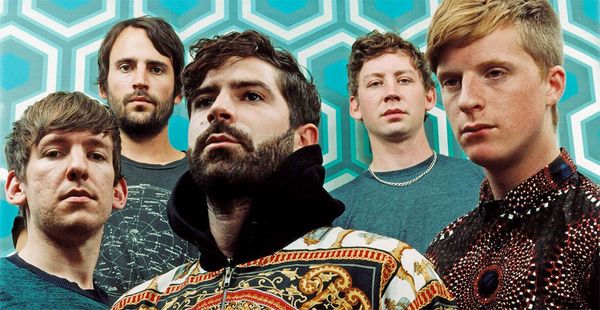 Nom d'un chien ! ouarf ! ouarf ! alors là ... quelle claque ce clip plus que musclé de "FOALS" qui revient en force avec ce morceau et le titre de leur futur album du même nom "What Went Down" un seul mots mordant dehors et mordant dedans !