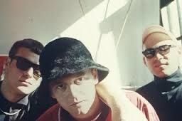 Abreuvé à la sauce OASIS et STONE ROSES , le groupe "DMA'S" viens d'Australie et sort son 1er mini album et "Your low" c'est le morceau que vous allez écoutez now ! Gros potentiel pour ces cocos !
