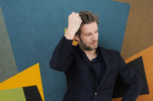 C'EST FOU CA AVANT LE CINQUIÈME ALBUM À LA RENTRÉE, BERTRAND BELIN DÉVOILE ‘FOLLE FOLLE FOLLE’ sous un soleil de plomb et en plein été ! le seul truc il commence par sous une pluie folle ! Bon classe quand même mouillé !
