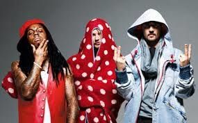 Ce soir j'ai pas le temps alors je vous mets une petite vieillerie qui n'a pas vieillit , le groupe RÖYKSOPP la Norvège débarqué en 2009 pour envoyer ce tube "Happy up here"