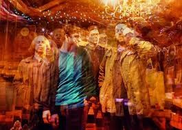 Ils pourraient faire moins compliqué quand même... en effet le nom du groupe le voici c'est une phrase : Someone Still Loves You Boris Yeltsin, leur musique est moins longue plus brut voici "Step Brother City " Ha Boris brut pop c'est pas mal !