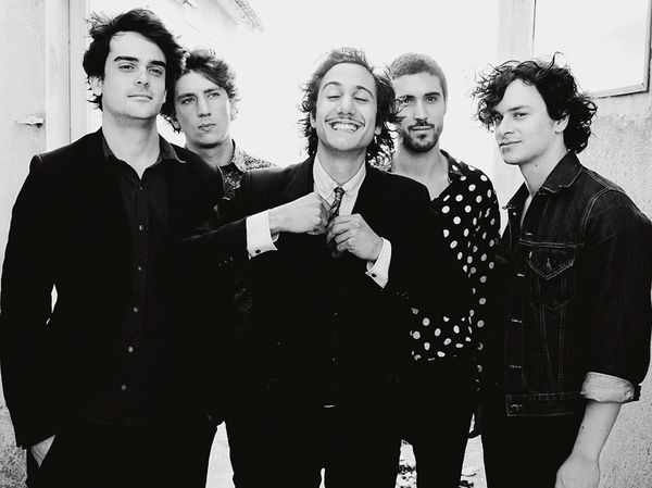 On reste en France aujourd'hui où certains groupes dont on sait qu'ils vont faire le Buzz et sortir leur 1er Album c'est le cas de Feu! Chatterton qui prend son envol avec "Boeing" le nouveau single et un clip rigolo où le beau les ailes se déploient comme une BOEING qui aurait perdu le nord et ses hélices .... bonne écoute ! feu !