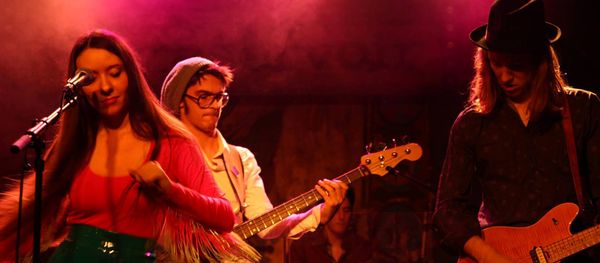 Les enfants des RITA MITSOUKO font renaitre la flamme et un FLASH de bonheur avec un groupe nommé MINUIT , le groupe a diffusé le clip premier titre avant la sortie d’un album prévu pour la prochaine rentrée. La ressemblance est frappante comme un flashback dans nos belles années super !