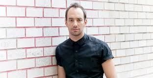 Albert Hammond Jr. est le guitariste de the stroke il fait attention a ne pas penser deux fois de suite avec un titre prometteur "dont thing twice" et un album 'Momentary Masters' mais bon ... comme disait jules renard: Penser ne suffit pas, il faut penser à quelque chose. c'est bien réfléchit Albert !
