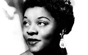 Dans ce monde amer, je ne suis que poussière dans ce monde amer, il y a fait froid parfois et alors... Dinah Washington est arrivée et le monde amer, la terre, est devenu un éclat de lumière un paradis de beauté, une rivière de pleurs ,de joie de liberté... "the bitter earth"