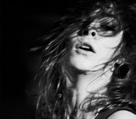 MORTEL le titre de FISHBACH jeune française un petit monstre à la voix écorchée vif , elle vient de Charleville-Mézières et transperce un par un chaque personne avec sa pop électro sensuelle no go zonique, un univers black sa tombe bien ce soir FRANCE -All Black !