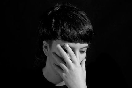 elle trotte elle trotte la jeune La montréalaise Foxtrott prépare la sortie de son premier album et l'extrait plein d'ombres et de lumières s'appelle "Colors" elle court elle court le petite renarde, le compte a rebours a commencé...