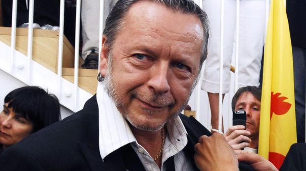 En exclu, le nouveau titre de Renaud, qui signe son retour. "C'est Ta Batterie", sur l'album de Grand Corps Malade, une voix éraillée sensible à fleur de peau le gars est là bien droit ça va être un belle album, sinon j'achète une Peugeot