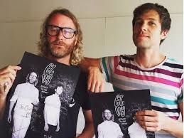 Le Chanteur de THE NATIONAL fait une escapade en solo avec le groupe EL VY "return to the moon" j'ai choisi un petit extrait vraiment bien "silent ivy hotel" très intéressant une sorte de ballade tango dans lequel on a envie de prendre son partenaire et de le faire tanguer histoire de ne pas gaspiller d'amour !