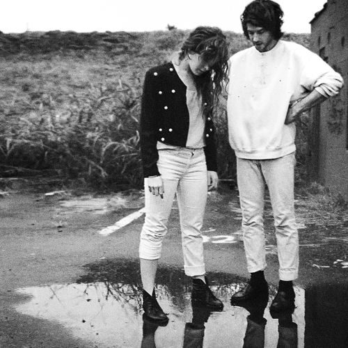 Beach House ce serait un peu comme la maison du bonheur sur la plage , une plage ensoleillé comme si la lumière était baignée de rayons musical de "depression cherry" un flash de notes douce et amer ...voici "Beyond love"