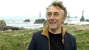 Avant les jingle bells jingle bells et tout le toin toin de noël je vous offres ce single belle mélodie de Yann Tiersen "Porz Goret" n'en déplaise au père noël j'aime beaucoup l'évasion parfaite sur l'ile de ouessant biz chris !