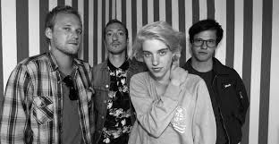 Ces yeux immenses, c'est l'amour fou, Ta gueule idole, c'est l'amour fou Ces bruits étranges, c'est l'amour fou ! voici le nouveau GRAND BLANC un truc de fou du rock des machines le coeur a fleur de peau ça c'est bien !
