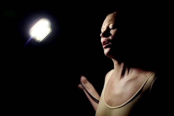 Esprit est tu là... Massive Attack fait danser Kate Moss dans son nouveau clip 'Ritual Spirit ' noir subtile est beau !