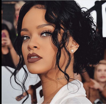 On peux dire ce que l'on veux de Rihanna mais cette fille assure notamment sur son nouvel album "ANTI" et alors particulièrement cette chanson "desperado" je voulais vous en faire profiter c'est rare que je balance des artistes people mais elle elle vaut le détour !