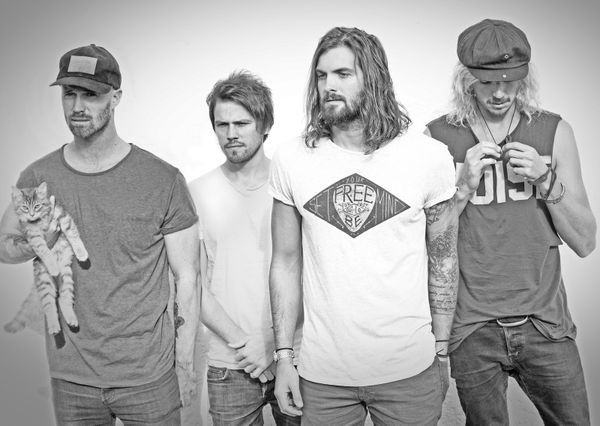 Un peu de lumière ? un peu de chaleur ? un peu de surf ? celle du coucher de soleil fils !! voici les Sunset Sons Bardé d’un stock de tubes potentiels, ce groupe de surfeurs anglais et australiens signe un épatant premier album.