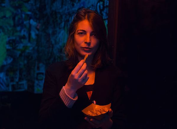 Sensations garanties entre béton armé et voix grave mouillée, décharnée diabolique FLORA la chanteuse du groupe FISHBACH dévergonde les dance florr avec sa pop incendiaire ,Des mélodies troublantes que l'on espère entendre résonner encore très longtemps dans le béton mouillé