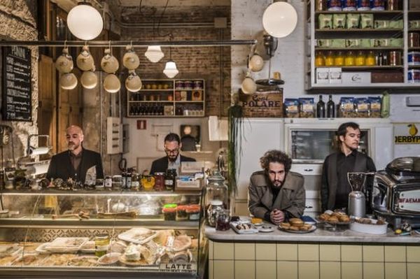 Là je tiens un groupe complètement barge ! il se nomme SEWARD sont de Barcelone chante "sweet kick " un coup en douceur il n'y a qu'à voir le clip de fou pour comprendre que nous somme rentré dans une air de non repos, une aire où la musique est sans frontière !