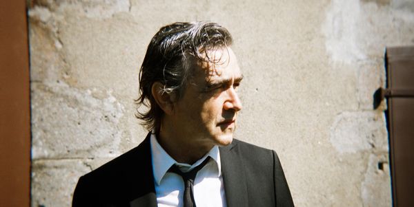 On peut dire ce que l'on veut de Murat mais cet homme me touche au coeur encore une fois avec son nouvel album "MORITURI" avec ce "cafard" magnifique en définition c'est comme un buvard qui te boit la joie, te prépare au pire ... un poète pour la vie merci jean louis ...