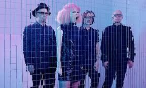 Garbage, le groupe culte des années 90, revient avec un nouvel album Strange Little Birds dont la sortie est prévu le 10 juin prochain pour fêter ses 20 ans de carrière. Pour son retour, Garbage reste dans un registre pop alternatif et dévoile 2 nouveaux titres "empty" et "Even Though Our Love Is Doomed" et un clip dur sur la nature sans pitié qui rime avec l'amour et le besoin de se nourrir !
