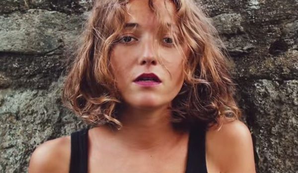 Elle est mignonne cette chanson "Chamallow's song", je prendrai bien la route en Clio pour parcourir ce joli album sorti le 1 er avril dernier, sa coule au milieu des murailles et roule roule mon coeur en regardant les vagues, on n'est bien a bord de Clio ...