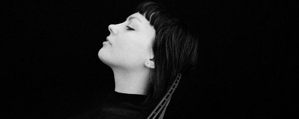 Tais toi et embrasse moi !! voila la petite chanson bien sympa de ANGEL OLSEN j'ai nommé shut up kiss me un baisé rock en patins a roulettes chouette !!