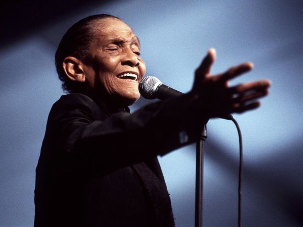 Aujourd'hui un peu de calme... Ce mec qui fut trop inconnu au bataillon alors qu'il avait un talent fou mort a 88 ans i y a trois ans il s'appelle Jimmy Scott et chante magnifiquement Nothing compares 2 U