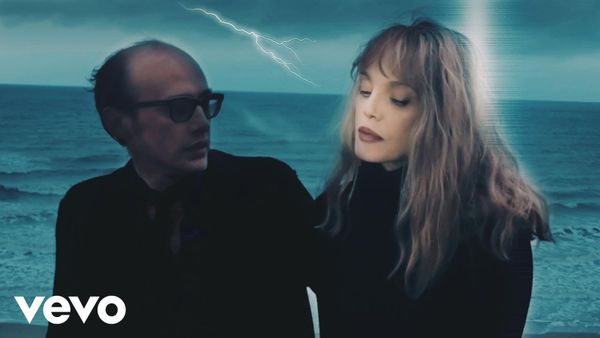 La foudre et tombée sur paris et particulièrement sur deux cocos trop stylé Arielle Dombasle et Nicolas Ker ,ils forment un duo flash qui part des nuages pour atterrir en mer noir, l'éclair du jour et ici pour vous et il n'est pas au chocolat ! "i'm not here "