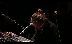L'homme ,La machine , Le talent, voici thom york boulversant de classe avec "bloom" en live solo si seulement , l'homme ,la machine et le talent pouvaient se mettre au service de l'environnement un crie pour l'humanité du chanteur de Radiohead ...