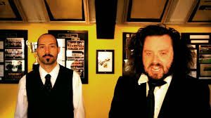 La course, c'est la course vers quoi ? vers qui ? vers l'infiniment beau , la course vers inspecteur cluzo, deux potes bien encrés dans le folk rock , jusqu'au os voici THE RUN