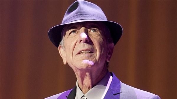 Poignante chanson d'adieu de Léonard Cohen a sa muse de toujours Marianne ihlen qui est morte , on lui a lu la lêttre qu'il lui as envoyé,elle a souri avant de s'éteindre "so long marianne" chanter par le canadien belle preuve d'amour !