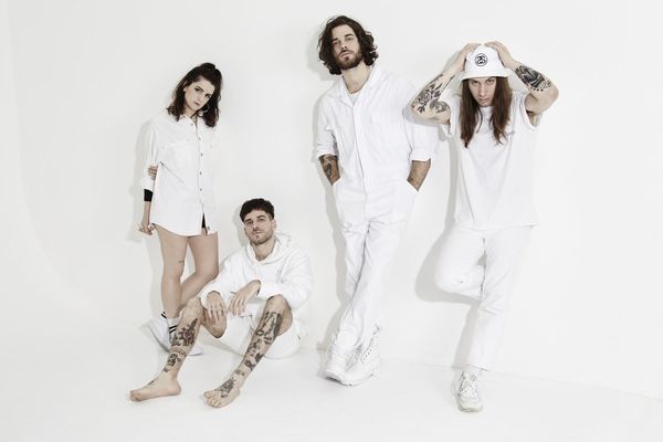 À la croisée d’une pop électronique ultra-moderne et d’un hip hop incandescent, les Toulousains de Las Aves s’impose comme l’ovni musical de 2016. lls chantent NEM tiré de l'album die in shangai alors avant de mourir écoutez le !