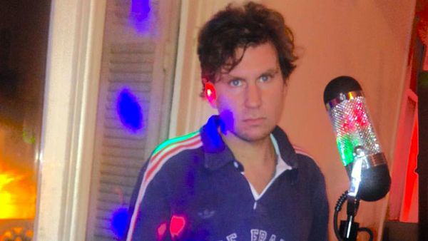 En cette rentrée il y a malgré tout des trucs qui peuvent vous faire croire que la chanson française est encore là tel un petit trublion GUILLAUME TEYSSIER arrive avec ses pops songs stylé psyché et vintage je vous donne l'album a écouter en dessous et vous recommande chaudement icarus vraiment réjouissant voilà pour toi l'écolier !