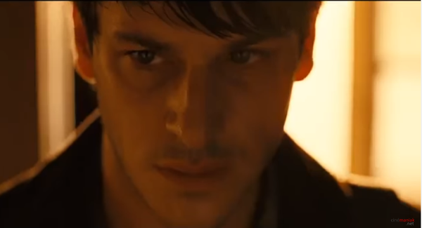 J'ai vu le film de Xavier Dolan juste la fin du monde et dans ce film il y a une chanson superbe qui arrive a un moment d'un coup comme ça alors que l'acteur Gaspard Ulliel la tête sur un matelas, pense aux souvenirs d'antan, il s'agit de EXOTICA avec une miss s'immisce j'ai beaucoup aimé belle réussite !