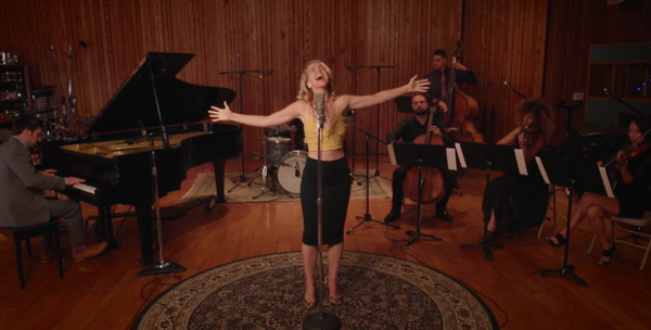 Quellllllllllllllllle reprise du dream on de Aérosmith par la belle cylindrée Morgan james une chose est sur le rêve est permis elle a du coffre alors dream on ....