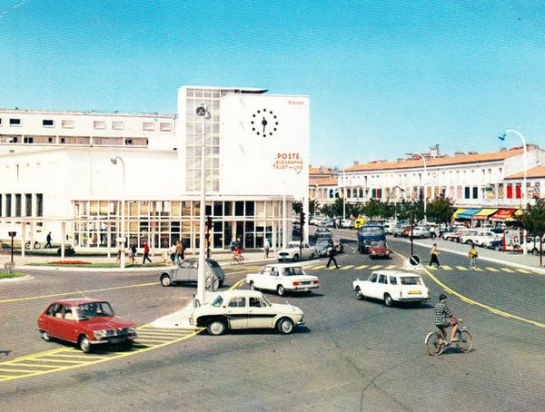 Rond-point de la poste…