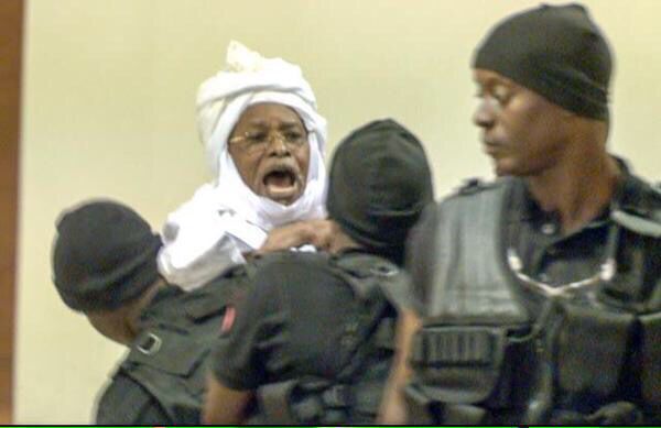 Hissein Habre a le reflexe du Lion: Même sans dents, il ouvre sa gueule et tente d’intimider !