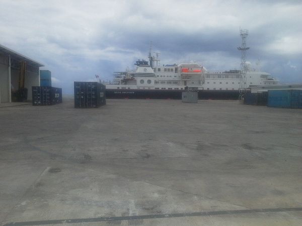 Un beau bateau de croisiere au quai de mata-utu