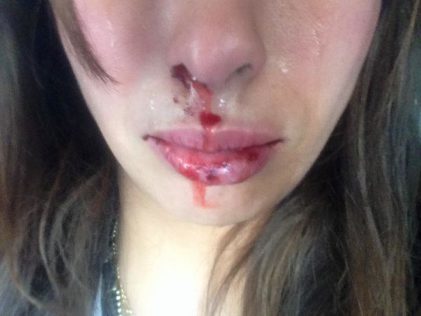 Ce papier a été inséré en solidarité avec cette fille agressée à Alger