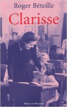 À l'automne 1918, François Bès regagne sa ferme du petit village du Vergnet, meurtri par quatre années d'une guerre insensée. Il n'a alors qu'une idée en tête : du bonheur pour sa famille et surtout pour sa fille Clarisse, sa " petite princesse. Il se révolte avec violence contre les projets que sa femme et ses beaux-parents ont préparés pour elle et lutte avec acharnement pour arracher Clarisse au destin de cadette et réaliser son rêve : devenir institutrice. Digne fille de son père pour la force de son caractère, portée par l'amour de son métier et sa générosité, Clarisse combattra à son tour pour introduire et défendre le progrès contre étroitesse d'esprit et les superstitions. Avec l'arrivée de l'électricité dans les campagnes isolées du centre de la France, Clarisse rencontre Philippe, un jeune et brillant ingénieur qui a dirigé la construction du barrage et des lignes elle se dit alors que le bonheur est à sa portée. Mais déjà le ciel se charge, l'histoire se répète et tandis que la politique lui enlève l'homme qu'elle aime, celle que l'on surnomme " la maîtresse de la lumière " choisira le camp de l'honneur et d'un héroïsme tranquille. Dans ce nouveau roman, Roger Béteille peint des personnages passionnés et tout en nuances, dominés par les portraits étonnants de force et de sensibilité de Clarisse et de son père François