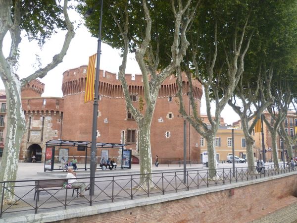 e Castillet ou Castellet est un monument de la ville de Perpignan qui fut tour à tour porte de la ville et prison d'État. Aujourd'hui il abrite le Musée Catalan des Arts et Traditions