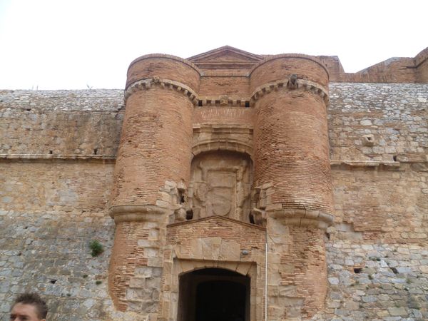 L'entrée Évidemment, une telle forteresse ne pouvait pas avoir une entrée classique. Elle commence par une porte avec vestige d'un pont levis accédant à un bastion (peu médiéval), puis continue par une autre porte avec 2 "tours échauguettes".
