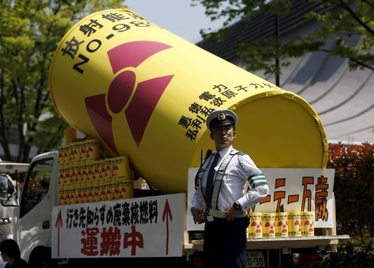 Foto : Dum la defilado de la 1a de majo en Tokio. ISSEI KATO / REUTERS