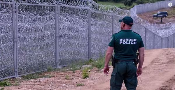 Bulgario : kontraŭ la migrantoj, pikdrata muro fendas la bulgaran kamparon