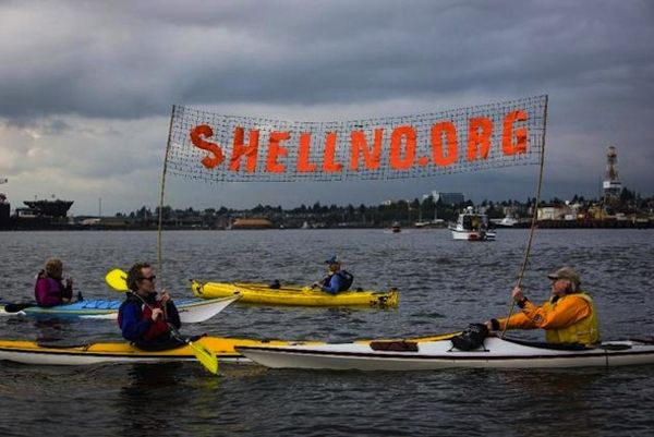 Kontraŭ la petrolaj gigantoj, kajakoj protestas ĉi-semajnfine en la haveno Seatlo
